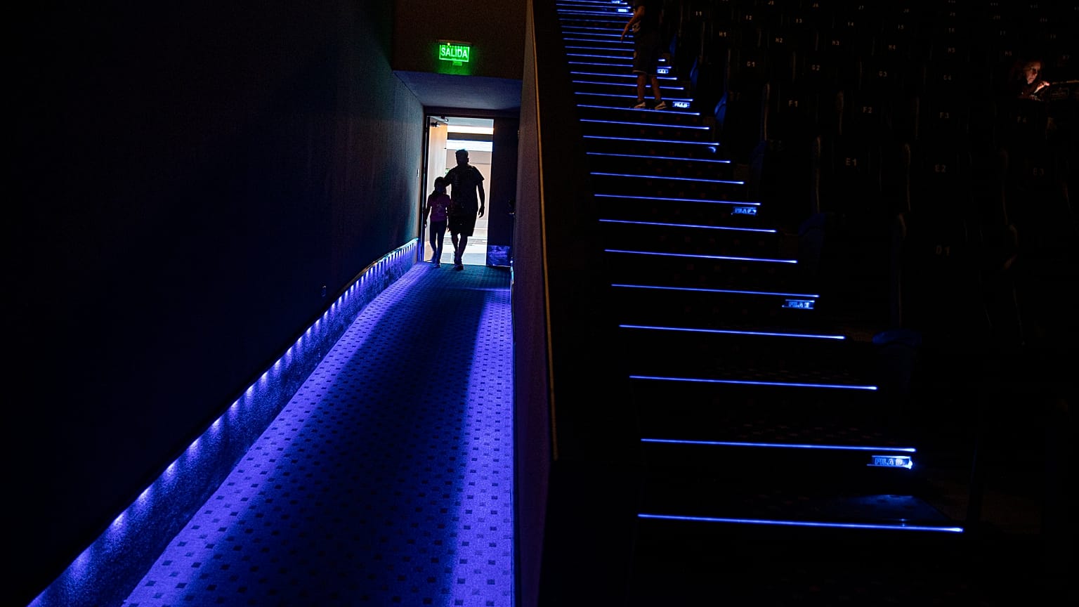 Un padre y su hija entran en una sala de cine en Santiago de Chile.