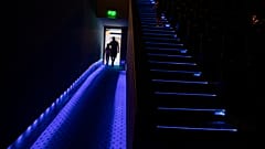 Un padre y su hija entran en una sala de cine en Santiago de Chile.