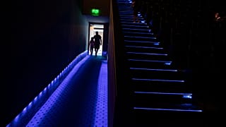 Un padre y su hija entran en una sala de cine en Santiago de Chile.