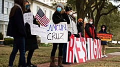 Demonstrant:innen stehen vor Texas Sen. Ted Cruz' Haus fordern seinen Rücktritt, Houston, Texas, USA,18.02.2021