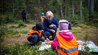 Helena Juutilainen nem parancsokat osztogat, helyette megosztja 74 életévének tapasztalatait a gyerekekkel