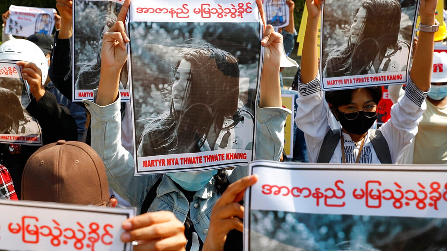 Des manifestants brandissent la photo de Mya Thwate Thwate Khaing, touchée par balle le 9 février 2021. Image du 14 février 2021, à Mandalay, Birmanie