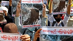 Manifestantes empunhando a fotografia de Mya Thwet Thwet Khine, baleada na cabeça
