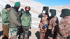 Himalayalar üzerinde görüşme yapan Hint ve Çinli askerler.
