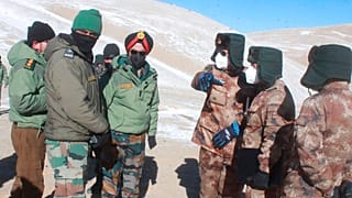 Himalayalar üzerinde görüşme yapan Hint ve Çinli askerler.