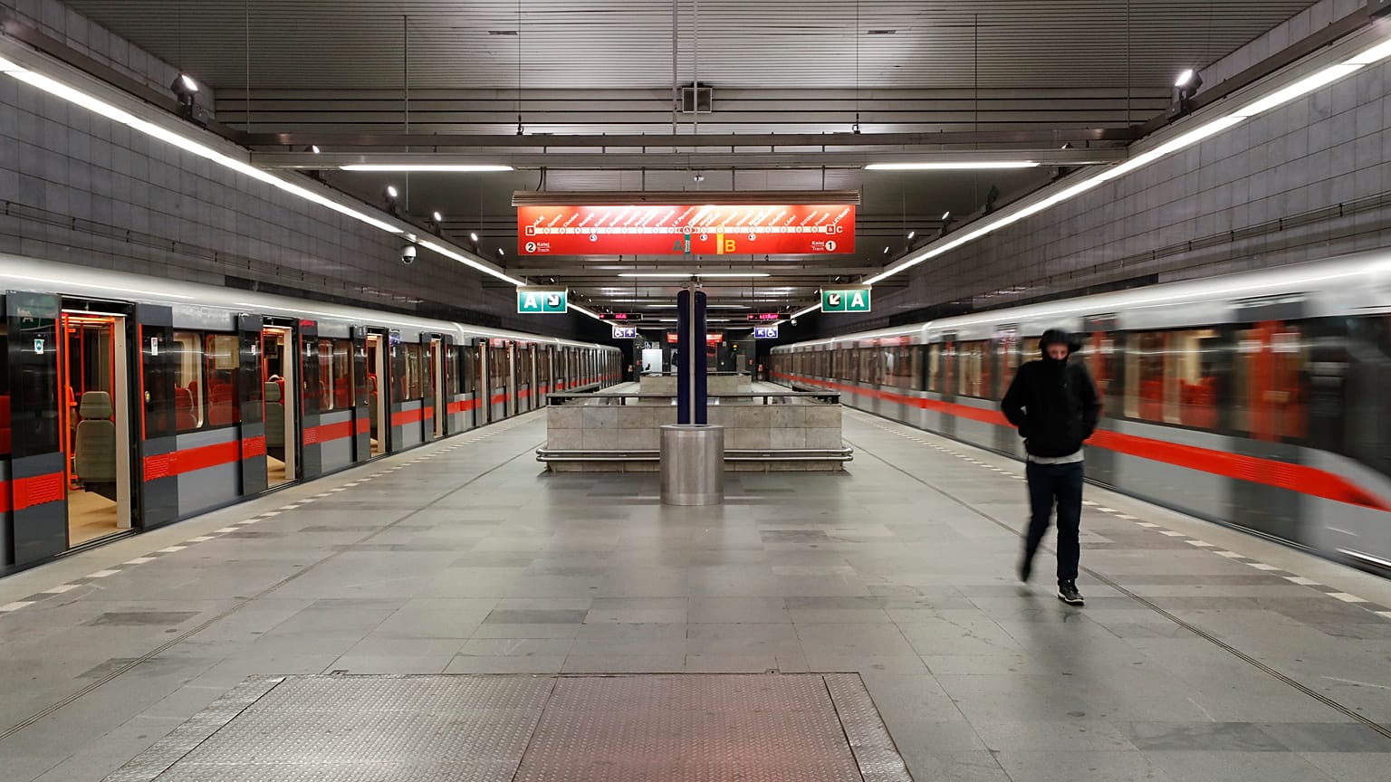Tschechien im Lockdown: Die fast leere U-Bahn in Prag.