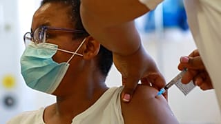 Johnson and Johnson vakcinával oltanak egészségügyi dolgozót a dél-afrikai Fokvárosban