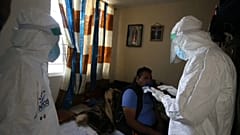 Voluntarios de "Juntos contra el Dolor" atienden a un paciente en su domicilio