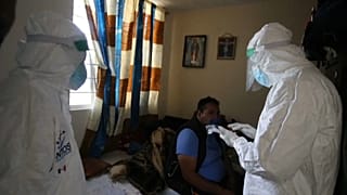 Voluntarios de "Juntos contra el Dolor" atienden a un paciente en su domicilio