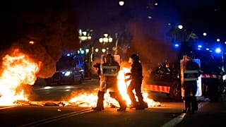 Αστυνομικοί εναντίον διαδηλωτών στη Βαρκελώνη