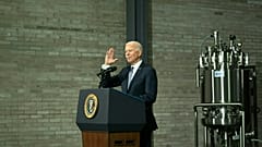 Joe Biden in einem Werk des Unternehmens Pfizer