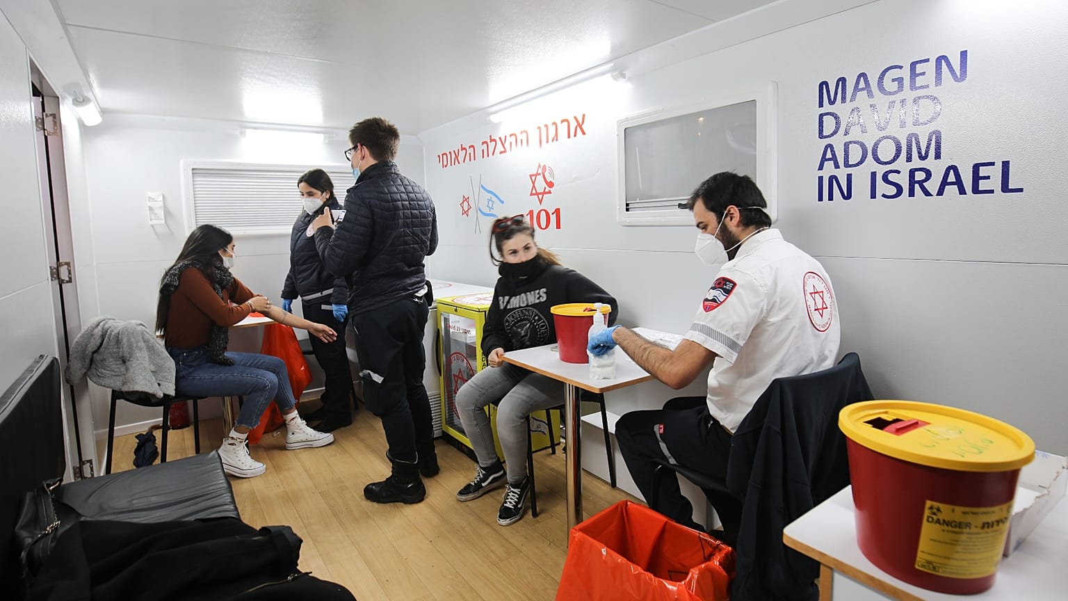 İsrail'de Covid-19 aşısı yaptıranlar