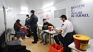 İsrail'de Covid-19 aşısı yaptıranlar