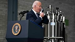 Il presidente Joe Biden in visita a uno stabilimento Pfizer