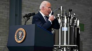 Il presidente Joe Biden in visita a uno stabilimento Pfizer