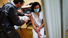 Une personne reçoit une dose du vaccin Pfizer BioNTech à Liège, en Belgique, le 18 janvier 2021