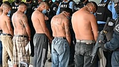 Mitglieder der Gang werden nach ihrer Festnahme den Medien präsentiert