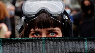 Une manifestante, lors du mouvement de protestation anti-restrictions et anti-gouvernemental du samedi 20 février 2021, à Nicosie, Chypre