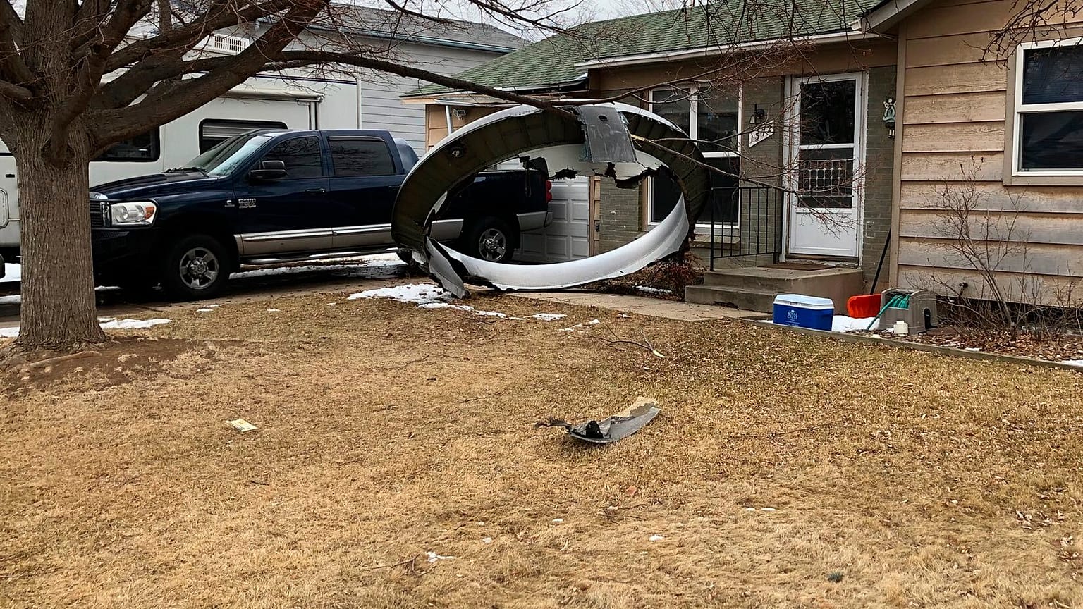 Le morceau d'un avion s'écrase dans son jardin