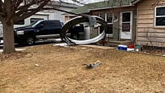 Le morceau d'un avion s'écrase dans son jardin
