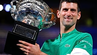 Novak Djokovic levanta la copa tras ganar su noveno Abierto de Australia