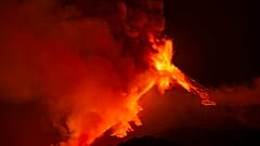 İtalya'nın güneyindeki, dünyanın en aktif yanardağlarından Etna yaklaşık 5 gün aradan sonra yeniden aktifleşti.