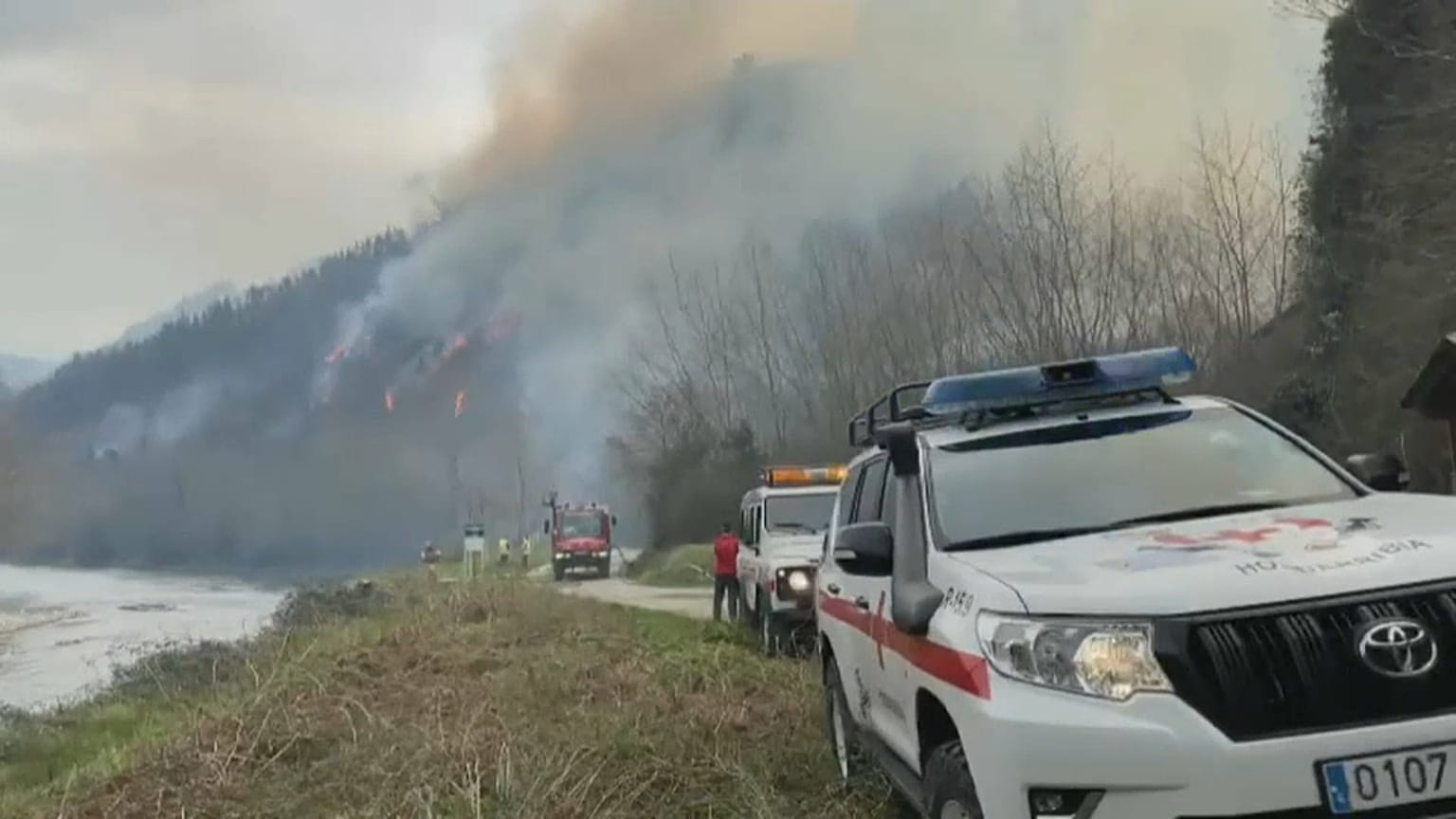 Lángoló tűz a Pireneusok spanyolországi oldalán 