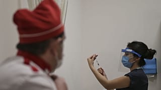Türkiye'de 21 Şubat'ta açıklanan verilere göre son 24 saatte 77 kişi Covid-19 nedeniyle hayatını kaybetti.