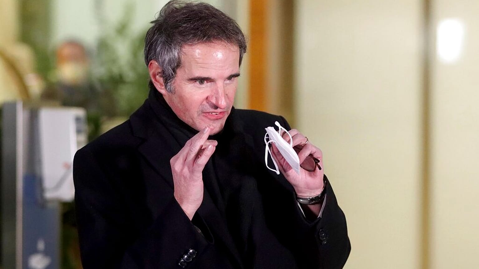 Le directeur de l'AIEA, Rafael Grossi, depuis l'aéroport de Vienne après son retour d'Iran