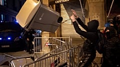 لليلة السادسة على التوالي.. المظاهرات تشعل ليل برشلونة دعماً لمغني راب مسجون