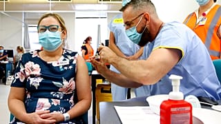 Covid-19 yönetimi konurunda dünyada en iyi yönetimlerden birini gösteren Avustralya'da bir hemşire aşı olurken.