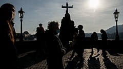 Прохожие на Карловом мосту в Праге 20 февраля 2021