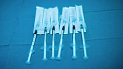 Pfizer-BioNTech vakcinával töltött fecskendők a belgiumi Liège MontLegia CHC kórházában