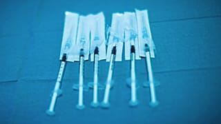 Pfizer-BioNTech vakcinával töltött fecskendők a belgiumi Liège MontLegia CHC kórházában