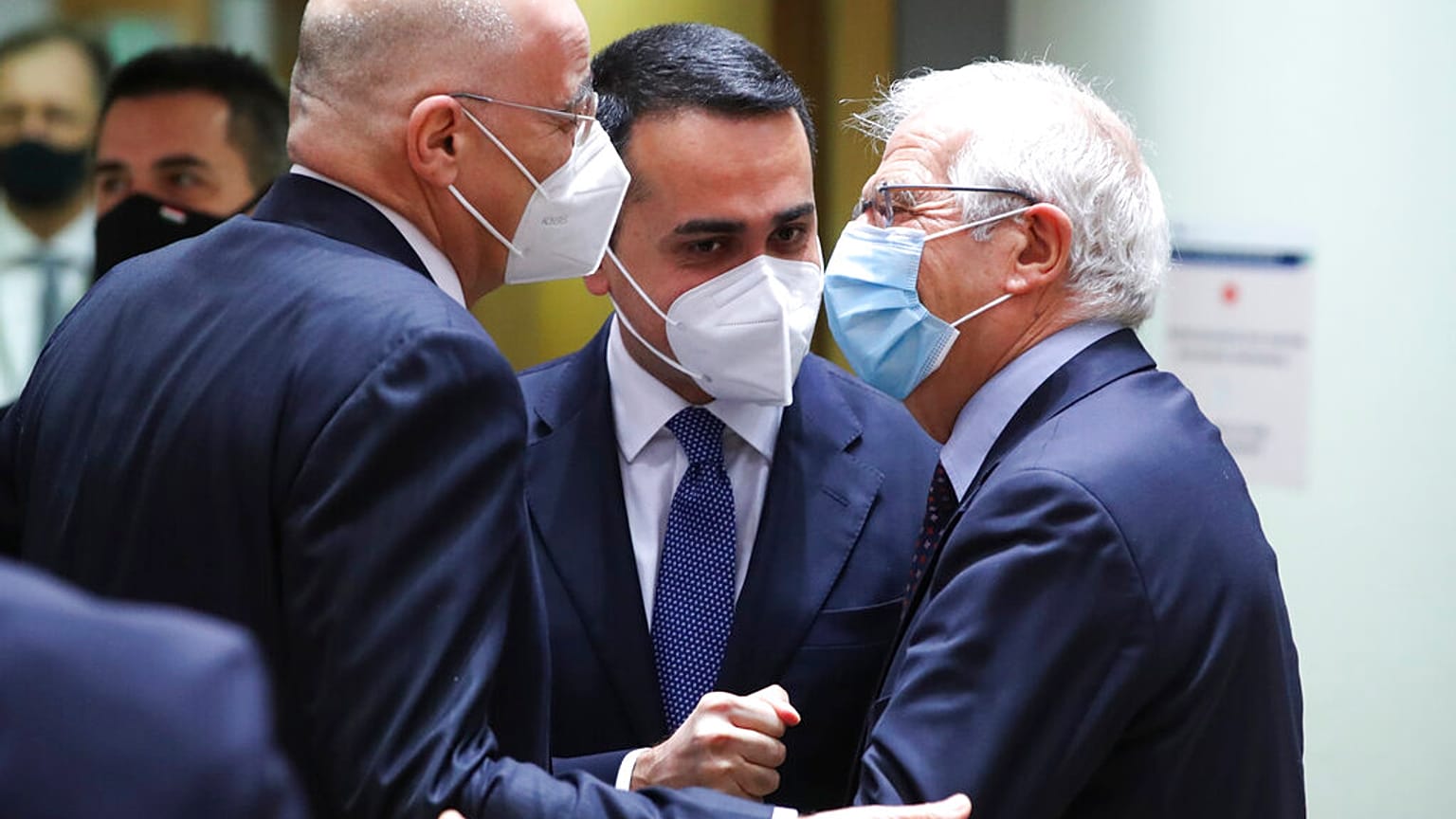 Le sanzioni europee a Mosca tra critiche e applausi