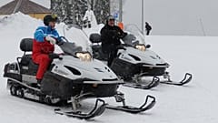 Putin und Lukaschenko auf Motorschlitten