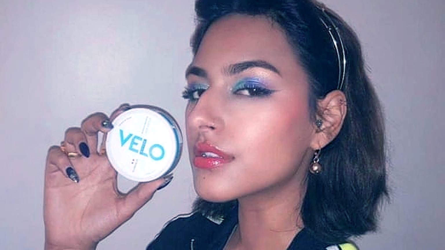 Pakistan'da bir sosyal medya fenomeni snus reklamı yapıyor