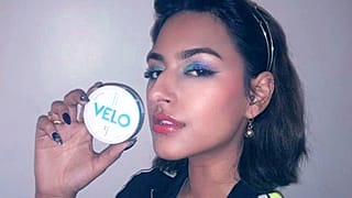 Pakistan'da bir sosyal medya fenomeni snus reklamı yapıyor