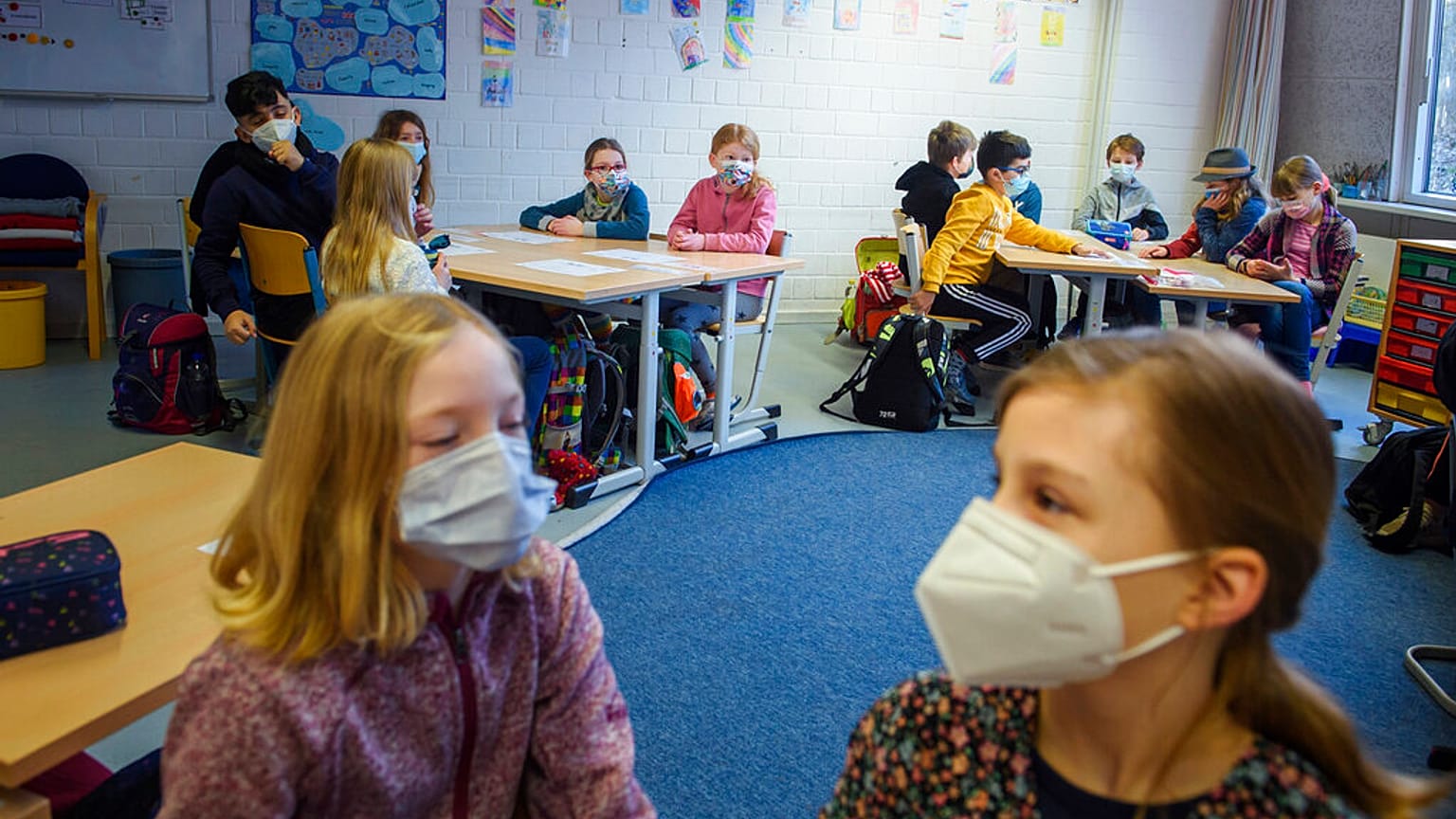 In einer Grundschule in Kiel: Kinder mit Masken und Abstand