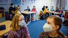 In einer Grundschule in Kiel: Kinder mit Masken und Abstand