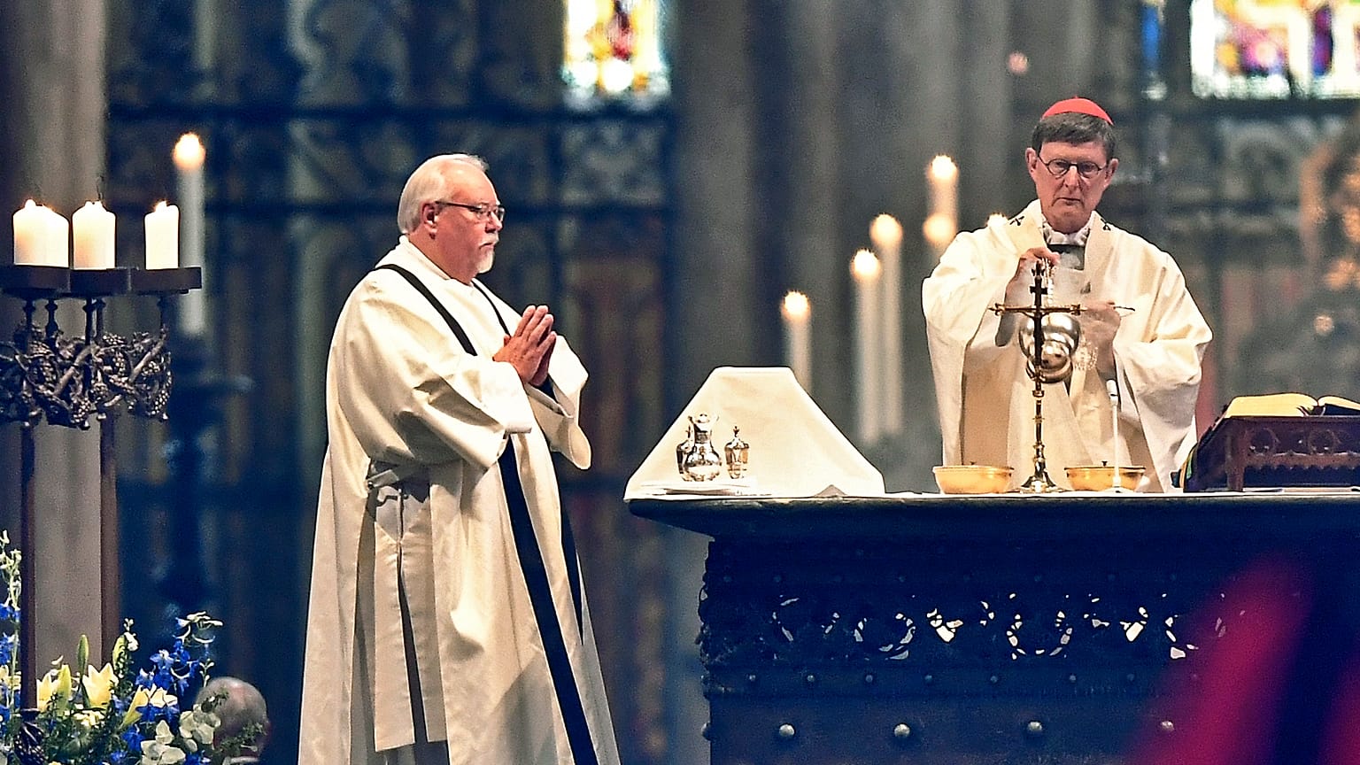 Kardinal Rainer Woelki (rechts) bei einer Messe im Kölner Dom