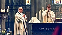 Kardinal Rainer Woelki (rechts) bei einer Messe im Kölner Dom