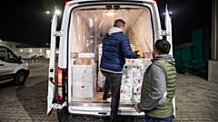 A Sinopharm kínai cég vakcináit pakolják teherautóba Budapesten