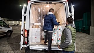 A Sinopharm kínai cég vakcináit pakolják teherautóba Budapesten