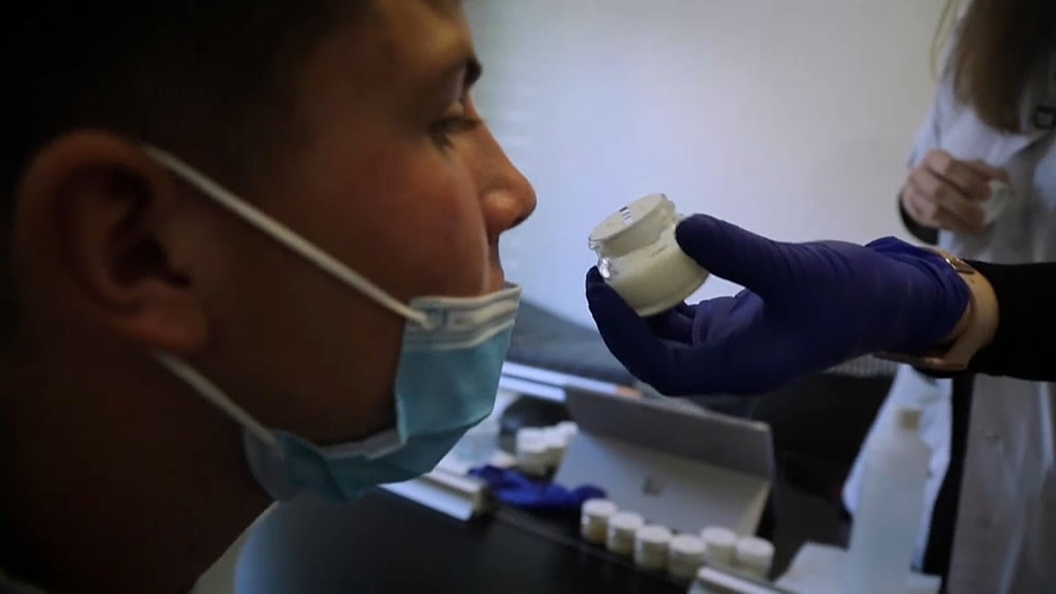 Evan, un joven estudiante con anosmia, trata de reconocer un olor. Niza, Francia