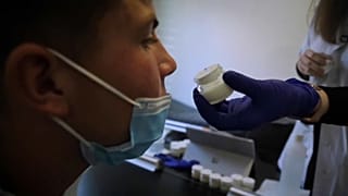 Evan, un joven estudiante con anosmia, trata de reconocer un olor. Niza, Francia