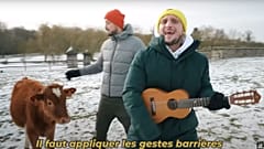 Jelent a Je me Souviens című dal klipjéből