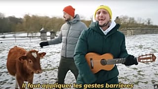 Jelent a Je me Souviens című dal klipjéből