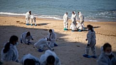 Équipe de nettoyage sur une plage israélienne, 22 février 2021