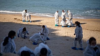 Équipe de nettoyage sur une plage israélienne, 22 février 2021